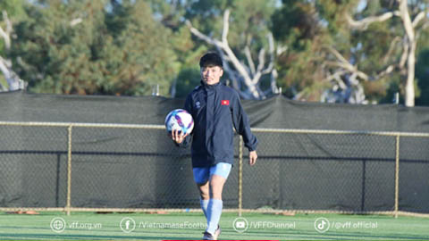 Simone Inzaghi celebrating with his Inter Milan players after beating Barcelona.
